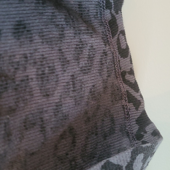 ✨️5 for $25✨️ Grey Leopard Print 3/4 Sleeve Shirt - Picture 3 of 3